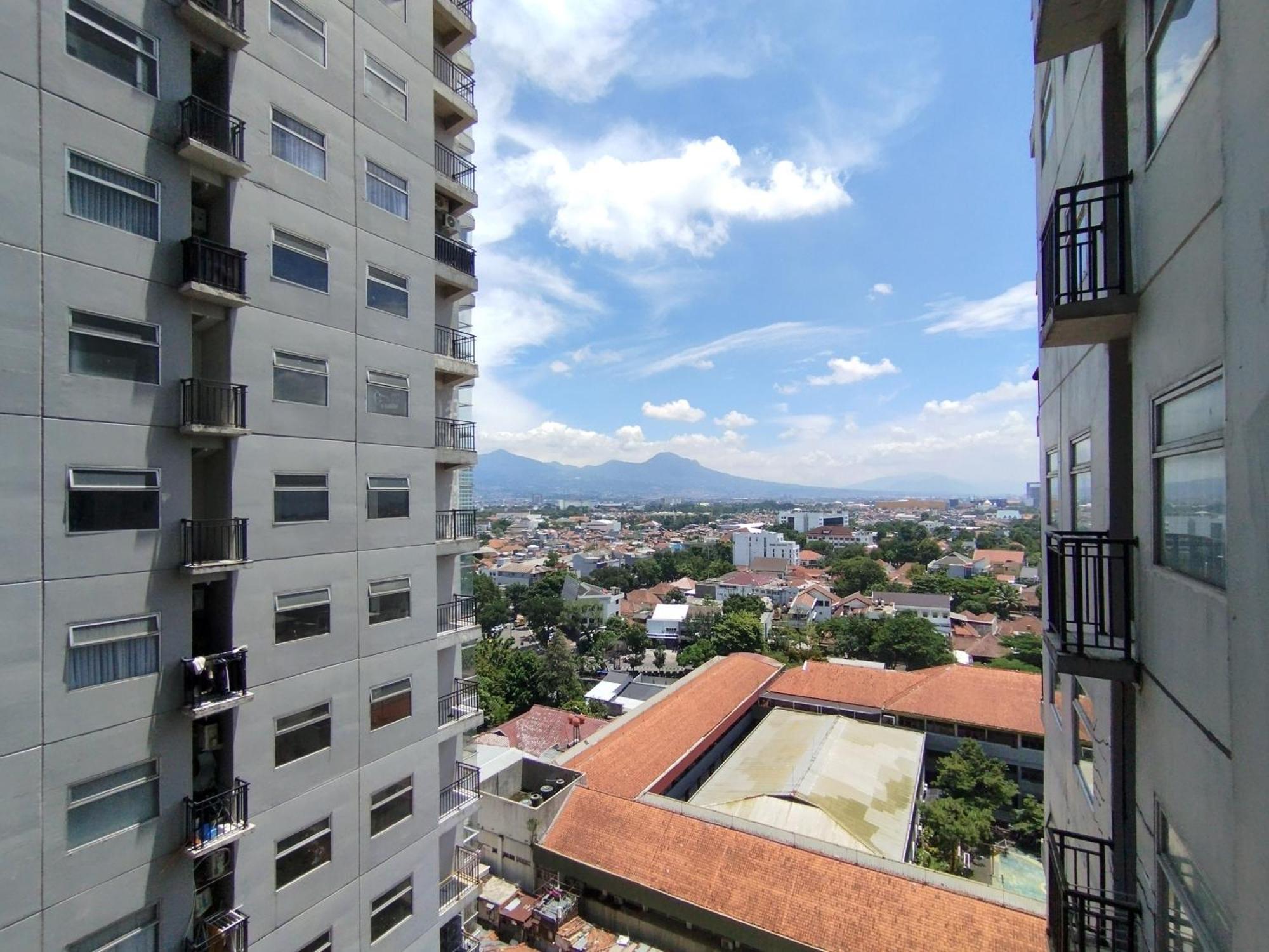 Apartemen Comfy 3br At Grand Afrika By Travelio